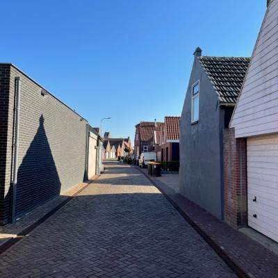 Een straat in Oosterland met garagedeur