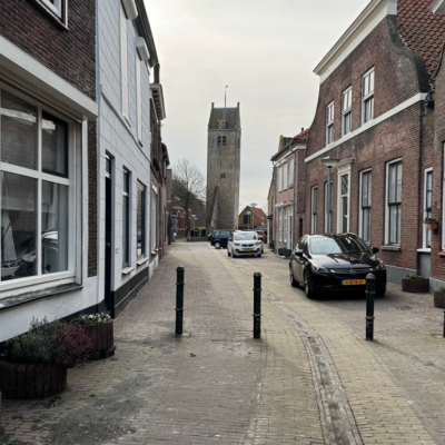 Straat met paaltjes
